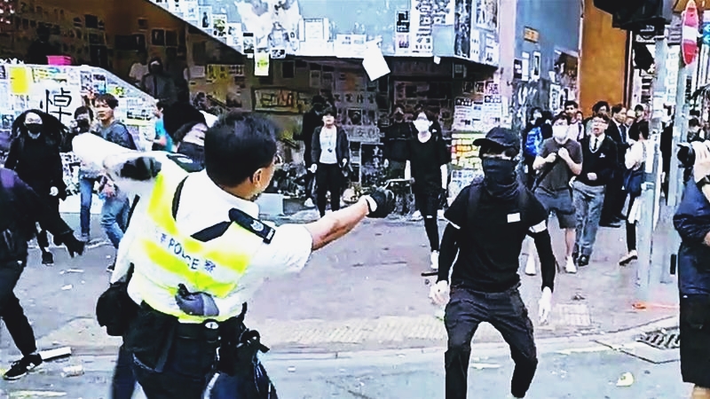 Χονγκ Κονγκ διαδηλώσεις: Εν ψυχρώ πυροβολισμός πολίτη από αστυνομικό