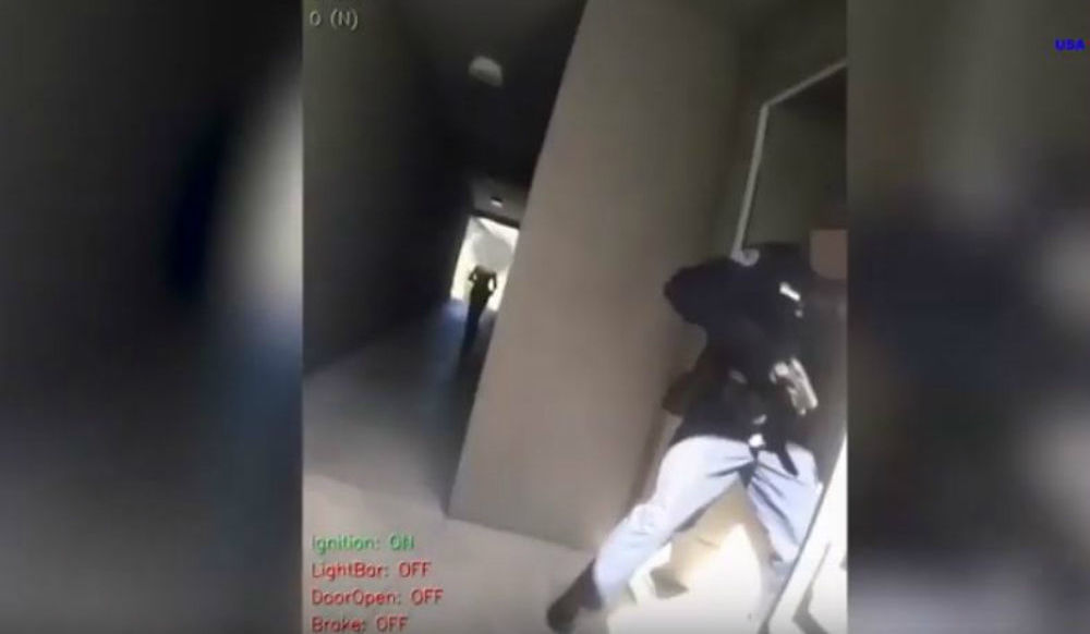 Μαχαίρωσε τον γιο της: Συγκλονιστικό βίντεο – Μετά από δεκάδες μαχαιριές, την σκοτώνει η Αστυνομία