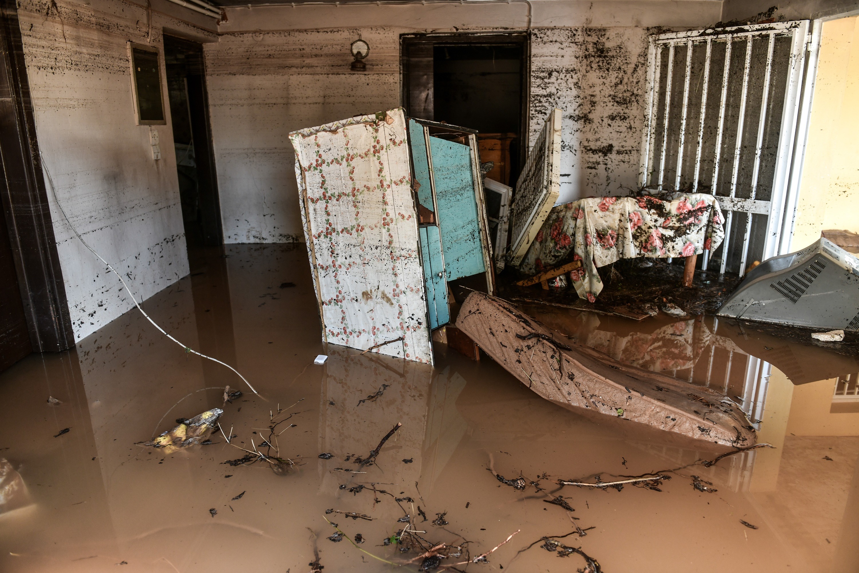 Κινέτα – Κακοκαιρία Γηρυόνης: Πνίγηκε η περιοχή, Άγρια νύχτα με μεγάλες καταστροφές