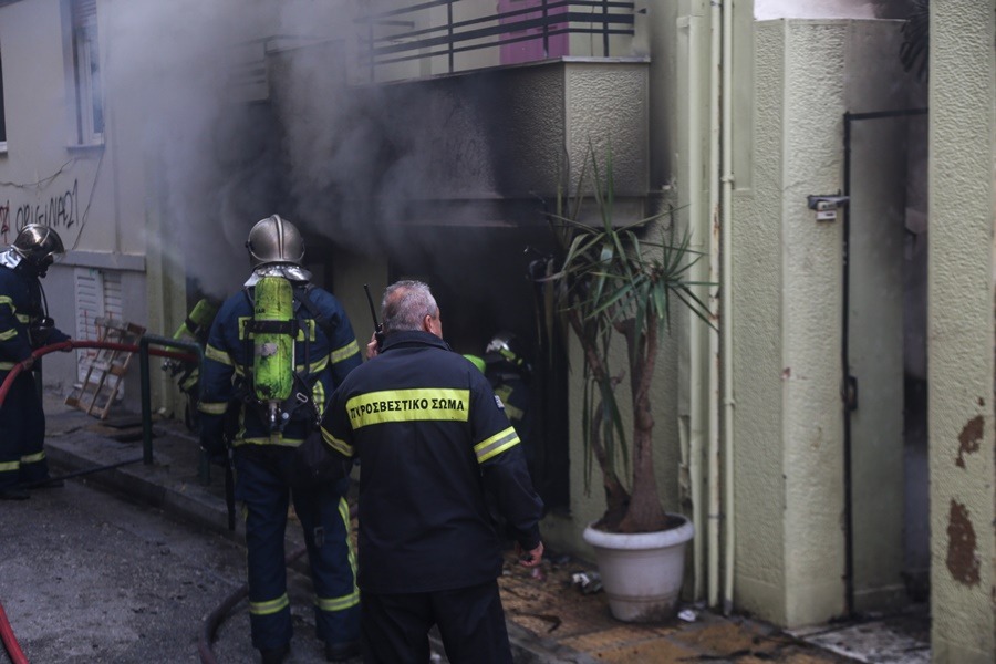 Φωτιά τώρα: Πυρκαγιά ξέσπασε σε σπίτι στο Λαύριο – Γυναίκα χωρίς τις αισθήσεις της