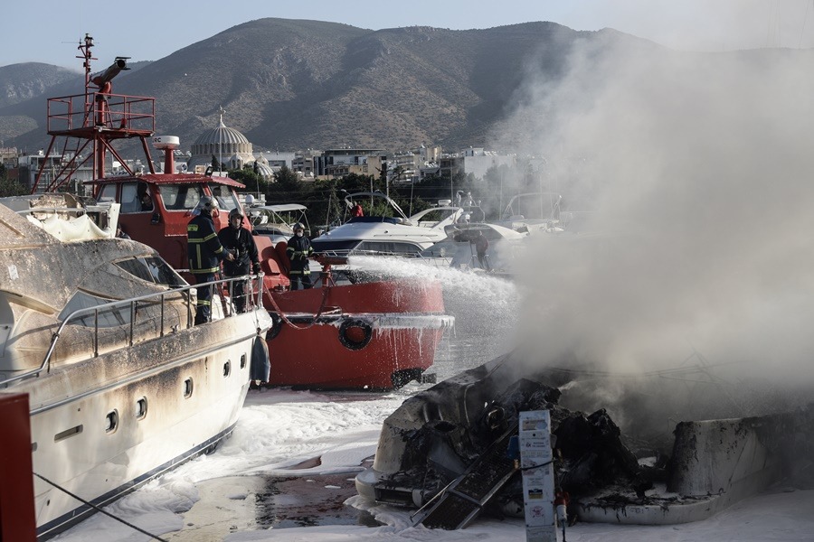 Φωτιά στη Γλυφάδα: Απειλούνται κι άλλα σκάφη – Γυναίκα πήδηξε στη θάλασσα για να σωθεί