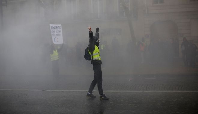 «Κίτρινα γιλέκα» Γαλλία: Ένας χρόνος μετά – Δακρυγόνα και συλλήψεις