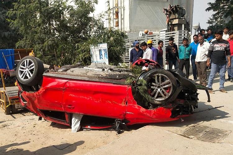 Έπεσε αυτοκίνητο από γέφυρα: Απίθανο περιστατικό στην Ινδία