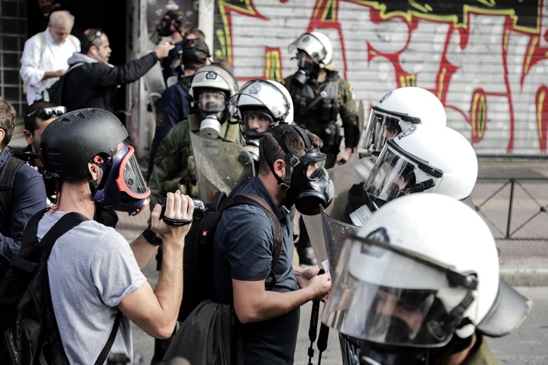 ΑΣΟΕΕ τώρα αστυνομία: Αστυνομικός χτυπά διαδηλώτρια (vid)