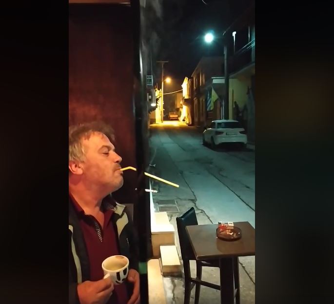 Τσιγάρο καλαμάκι: Έλληνας βρήκε το μυστικό και καπνίζει σε εσωτερικό χώρο (vid)