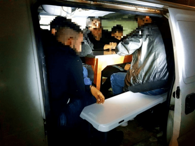 Διακινητές μεταναστών: “Μάχες”, καταδιώξεις και συλλήψεις σε Χίο και Έβρο