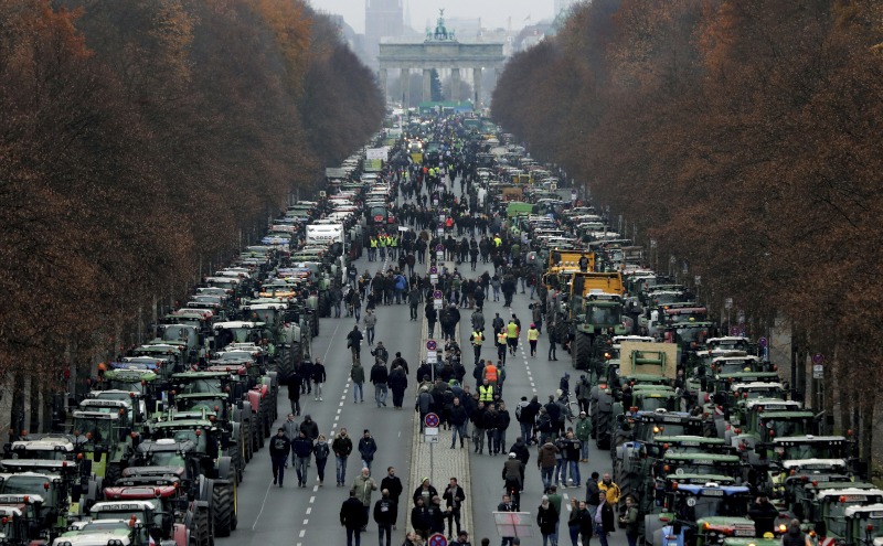 Βερολίνο διαδήλωση: Χιλιάδες αγρότες με τρακτέρ μπροστά στην στην Πύλη του Βραδεμβούργου