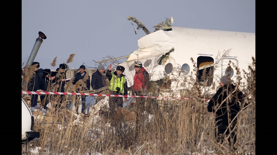 Καζακστάν αεροπλάνο: Πού αποδίδεται το δυστύχημα – Συγκλονίζουν οι μαρτυρίες των επιζώντων