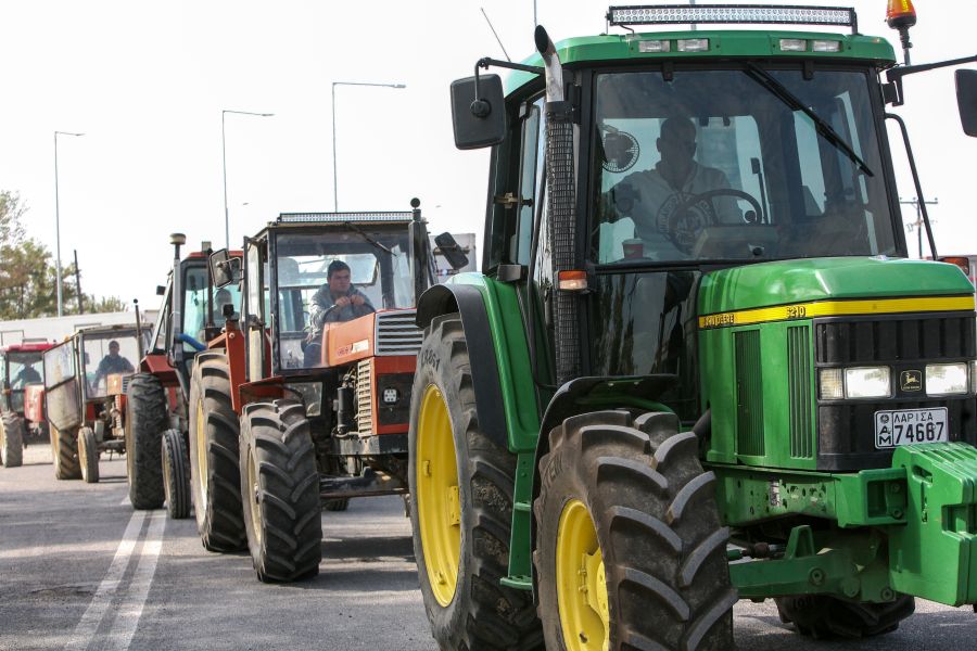 Μπλόκα αγροτών 2019 Λάρισα: Ζεσταίνουν τα τρακτέρ και βγαίνουν στους δρόμους