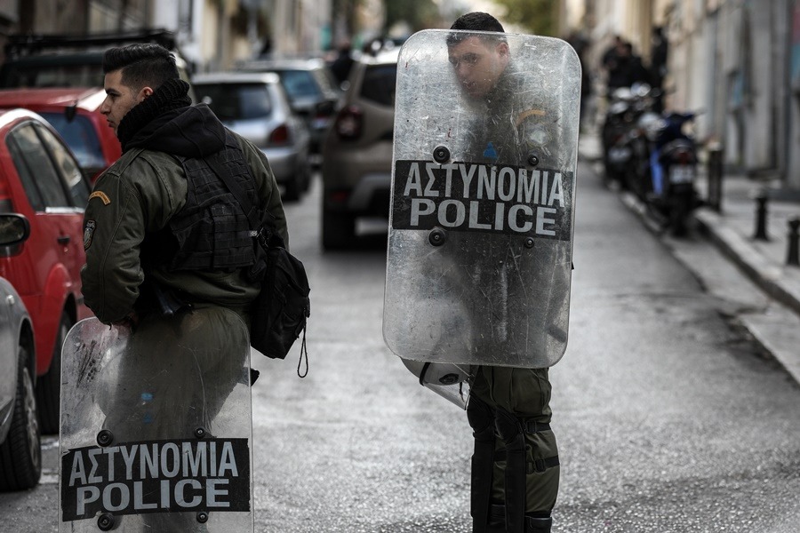 Εξάρχεια επίθεση: Πέταξαν πέτρες και ξύλα σε διμοιρία των ΜΑΤ