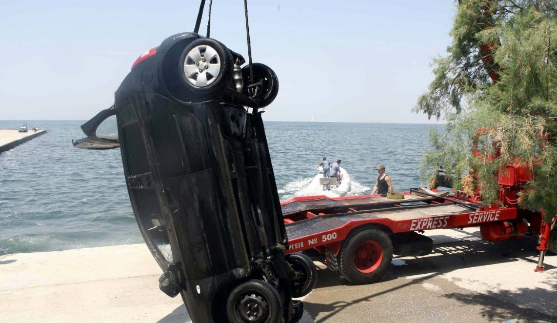 Αυτοκίνητο έπεσε στη θάλασσα: Σοβαρό ατύχημα στη Λευκάδα