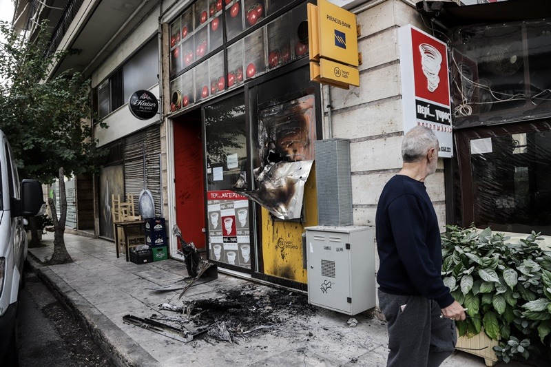 Εισβολή με αυτοκίνητο: Μπούκαραν σε κατάστημα στο Μαρκόπουλο