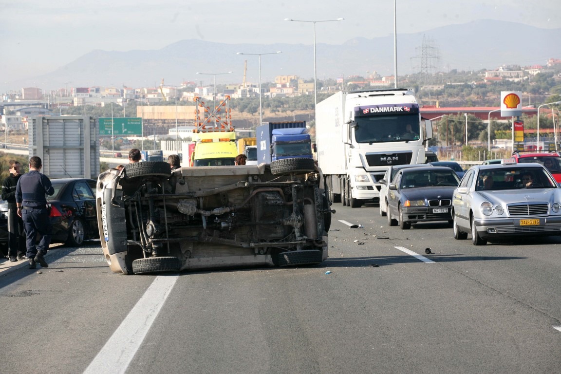 Τροχαίο Αθηνών – Κορίνθου σήμερα: Σύγκρουση αυτοκινήτου με φορτηγό