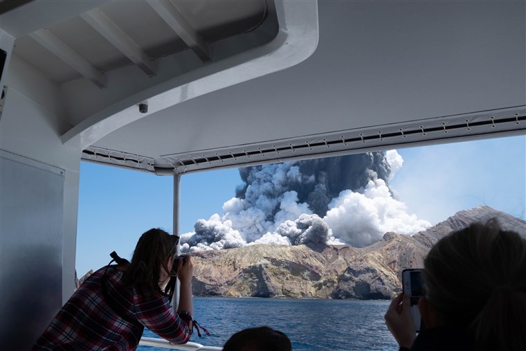 Έκρηξη ηφαιστείου Νέα Ζηλανδία: Ένας νεκρός και δεκάδες τραυματίες και αγνοούμενοι