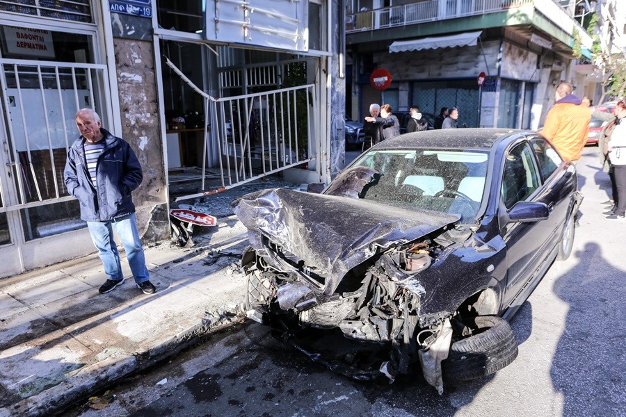 Κολωνός ατύχημα: Η στιγμή που το αυτοκίνητο καρφώνεται στο καθαριστήριο