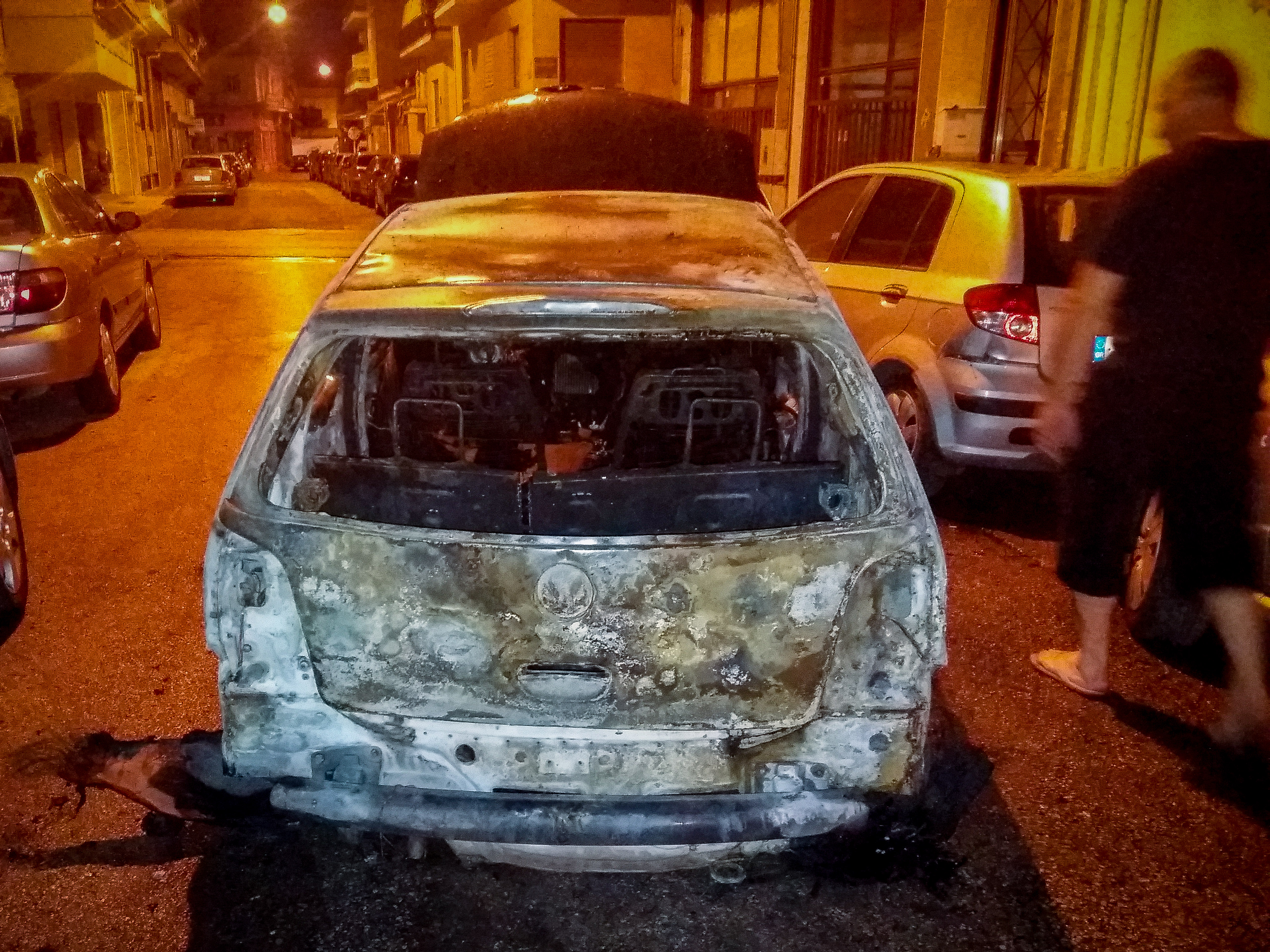 Εμπρησμός αυτοκινήτου Ταύρος: Φωτιά σε υπαίθριο πάρκινγκ (PICS)