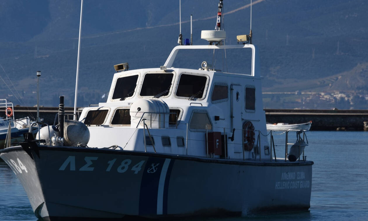 Ακυβέρνητο σκάφος Σαρωνικός: Επιχείρηση διάσωσης των 4 επιβαινόντων