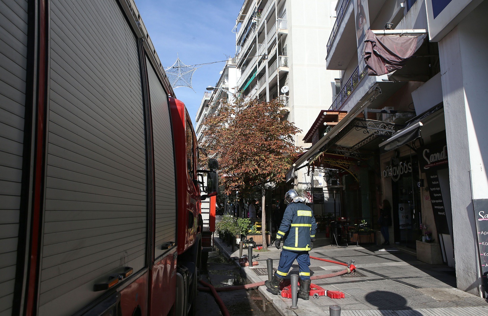 Φωτιά Καλλιθέα τώρα: Φωτιά σε πολυκατοικία