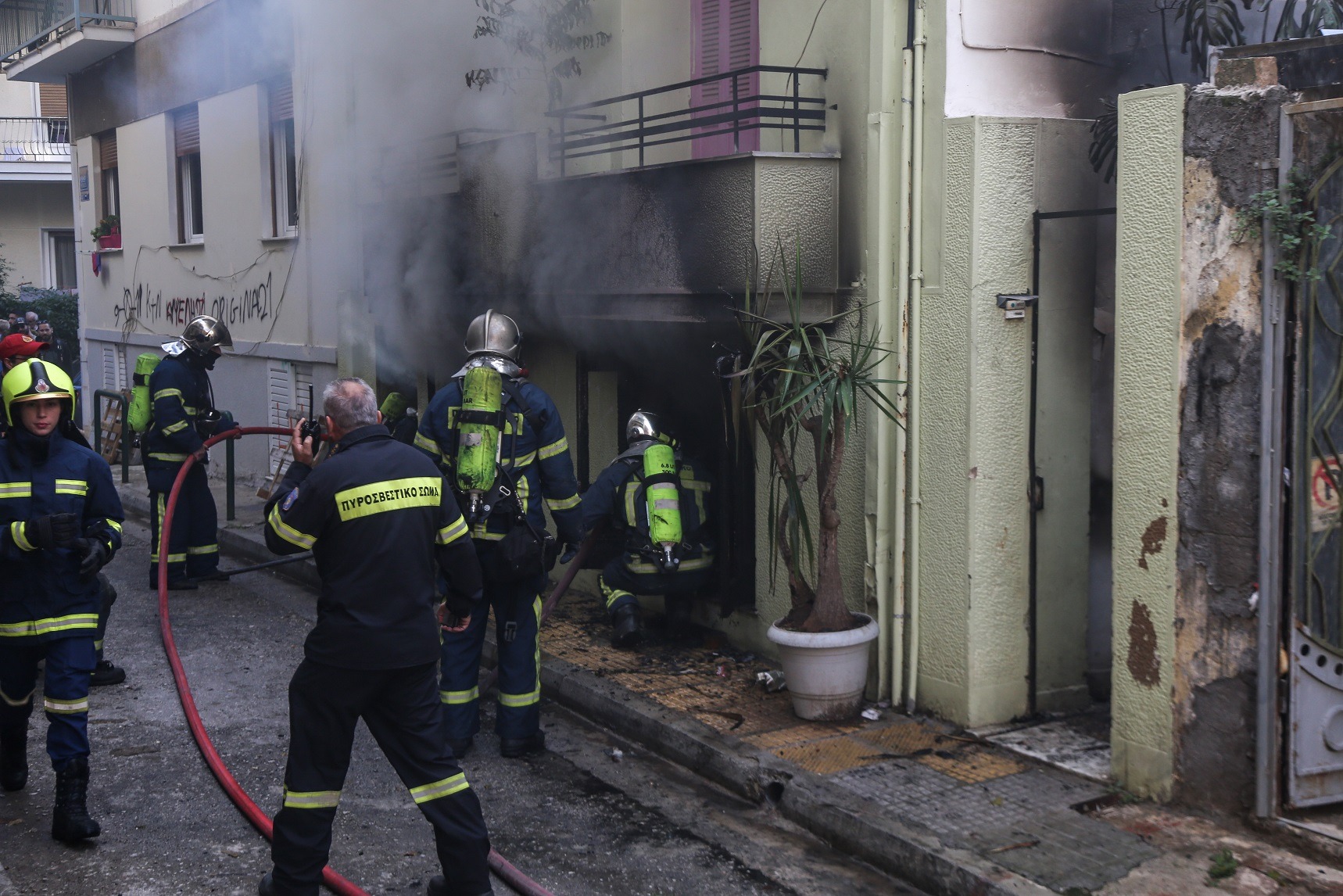 Φωτιά Πλάκα: Φωτιά σε διαμέρισμα – Μια ηλικιωμένη βρισκόταν μέσα