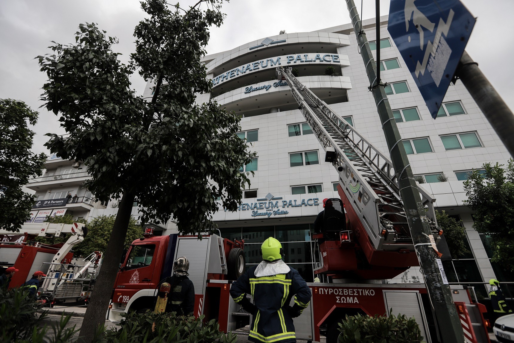 Φωτιά ξενοδοχείο Συγγρού: Βίντεο που προκαλούν τρόμο