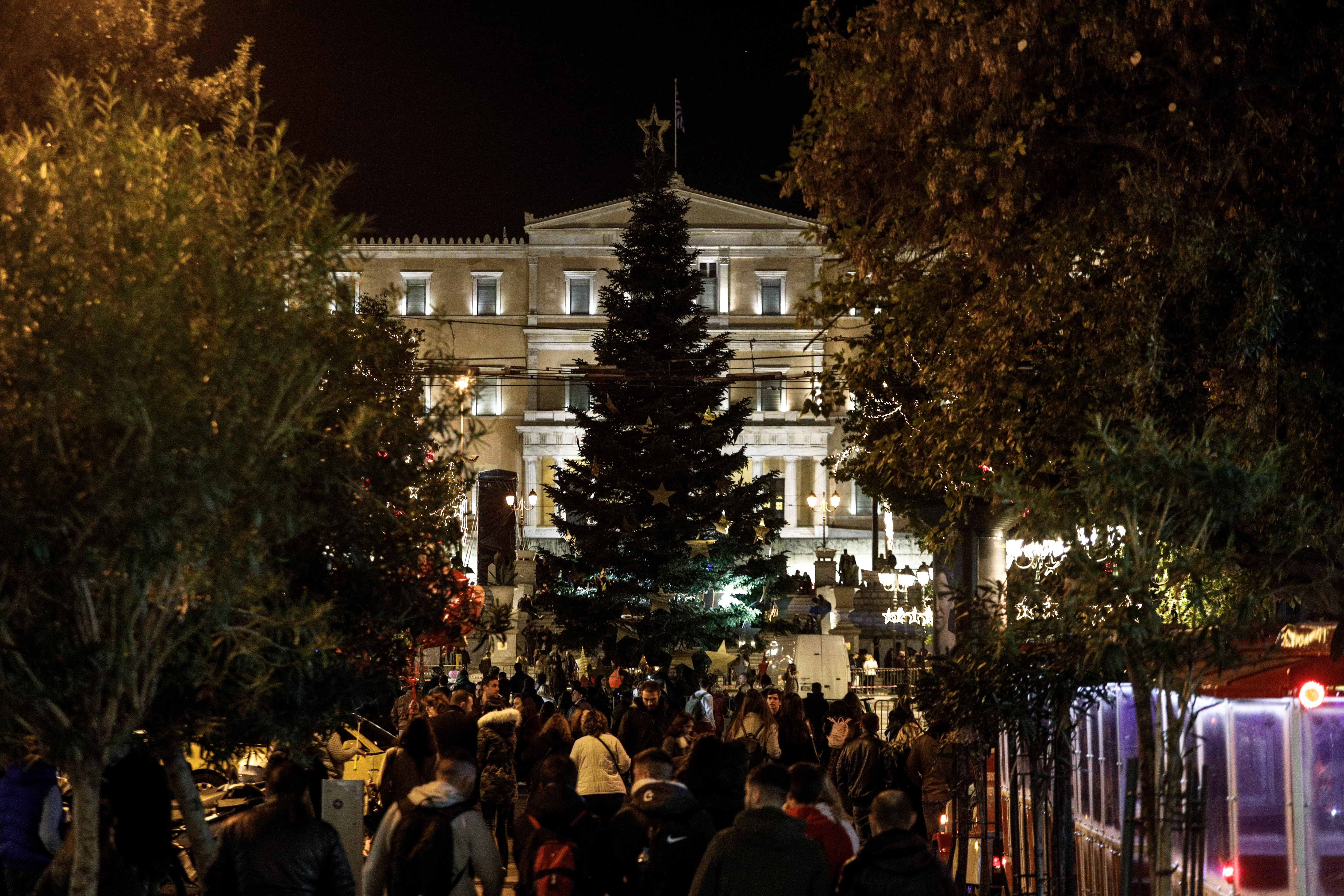 Χριστουγεννιάτικο δέντρο – Σύνταγμα: Και η Έλενα Παπαρίζου στην μεγάλη συναυλία