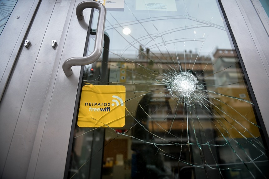 Επιθέσεις Καισαριανή: Αντιεξουσιαστές βανδάλισαν τρία καταστήματα