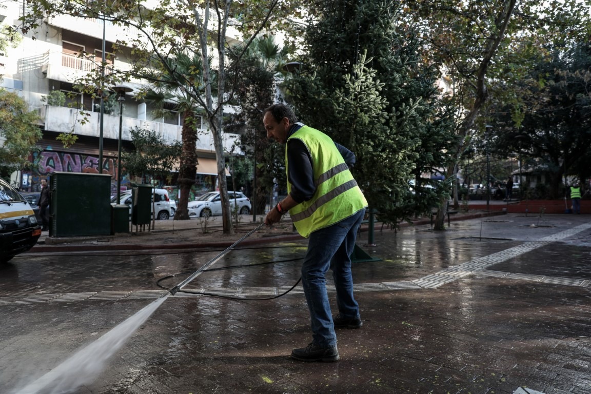 Εξάρχεια δέντρο: Άγνωστοι το έκαψαν για δεύτερη φορά