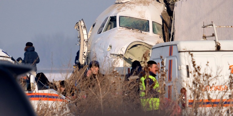 Αεροπλάνο Καζακστάν: Κόπηκε στα δύο το αεροσκάφος – Πώς έγινε το δυστύχημα
