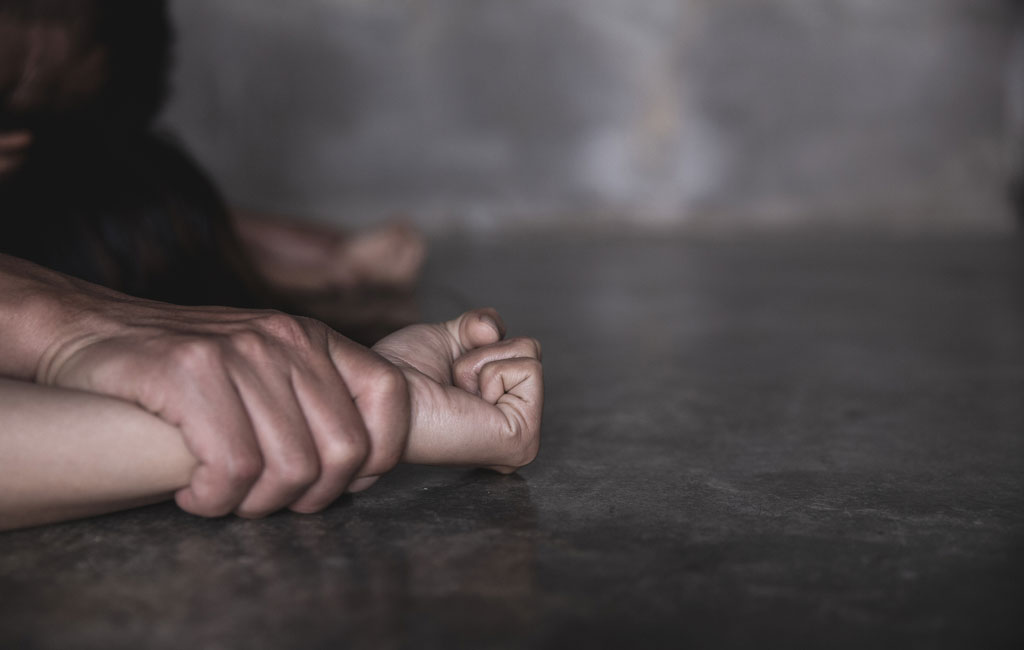 Βίασαν ανήλικες: Σάλος στην Ολλανδία με ομαδικό βιασμό κοριτσιών