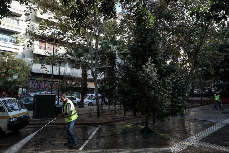 Δέντρο Εξάρχεια: Στήθηκε νέο, στην πλατεία μετά την φωτιά του προηγούμενου