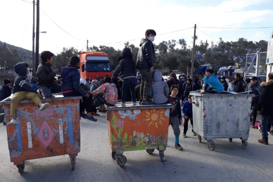 Διαμαρτυρία μεταναστών Μόρια: Κλείνουν δρόμους και ζητούν ρεύμα και θέρμανση