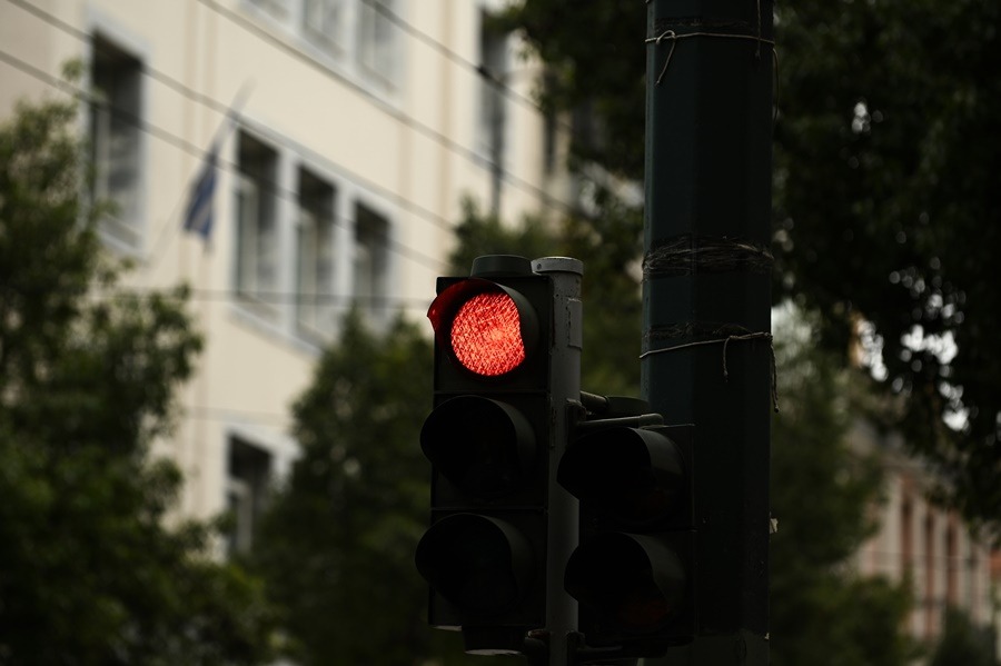 Φανάρι καφετέρια – Πάτρα: «Κρύβεται» μέσα από την τέντα του μαγαζιού