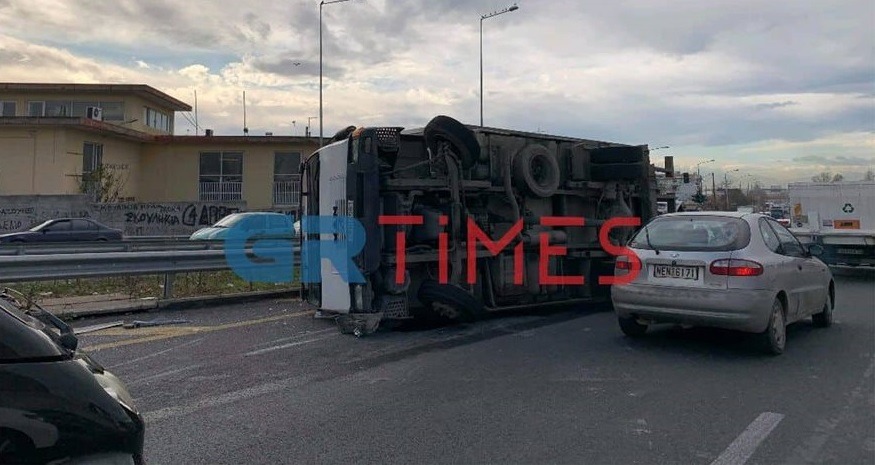 Τροχαίο Κορδελιό: Ανατροπή φορτηγού στη Θεσσαλονίκη