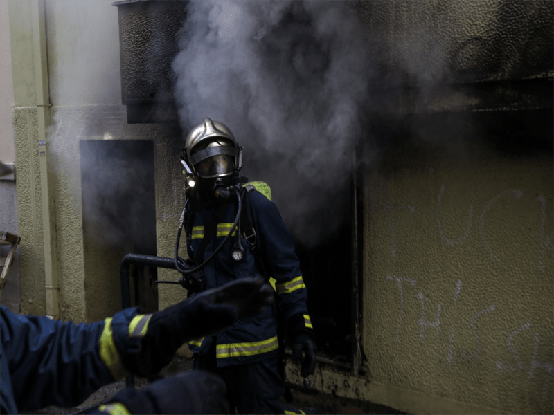 Φωτιά Καλλιθέα: Πανικός σε διαμέρισμα – Απεγκλωβίστηκαν ενήλικες και παιδιά