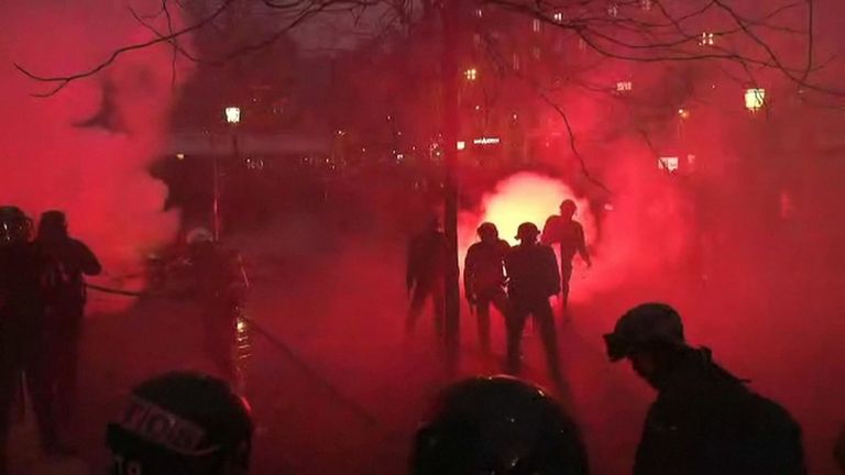 Γαλλία απεργία: Άγρια επεισόδια και συγκρούσεις με την αστυνομία