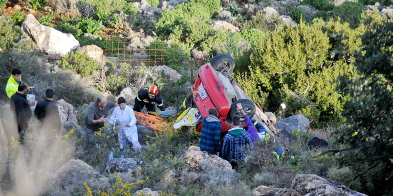 Αυτοκίνητο έπεσε σε γκρεμό: Συναγερμός στην Κρήτη – Οδηγός έπεσε στα 20 μέτρα