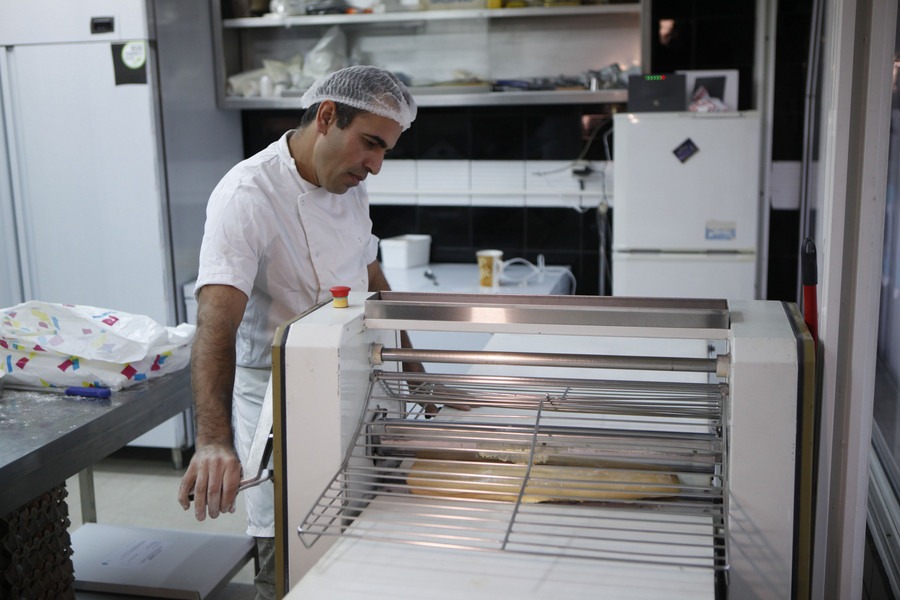 Κούρδος ζαχαροπλαστείο – Θεσσαλονίκη: Μετανάστης ανοίγει μαγαζί στην Μ. Γενναδίου