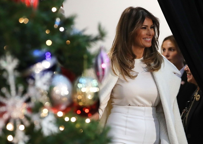 Λευκός Οίκος Χριστούγεννα 2019: Στόλισε η Μελάνια Τραμπ ντυμένη στην πένα