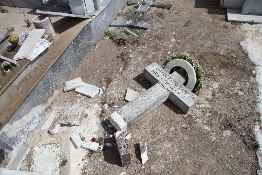 Έβγαλαν πτώμα από τάφο: Καταστροφή μνημάτων στην Καλαμάτα
