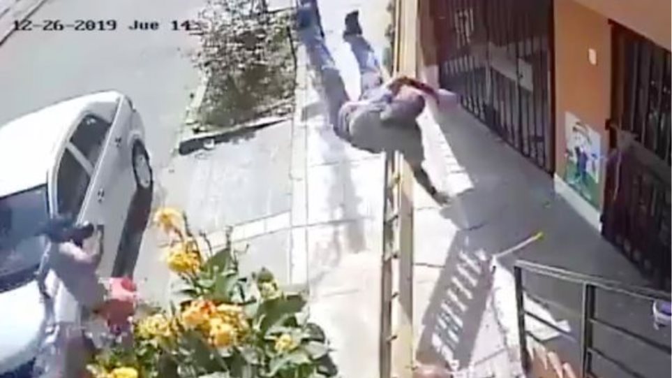 Τον έριξε από τη σκάλα: Ηλικιωμένος στο Περού πετάει μπογιατζή στο έδαφος από τα 9 μέτρα