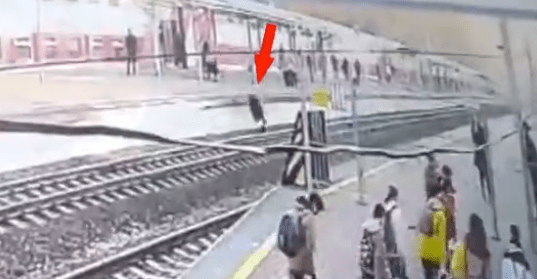 Έπεσε στις γραμμές του τρένου – Ρωσία: Σώθηκε δευτερόλεπτα πριν περάσει ο συρμός (vid)