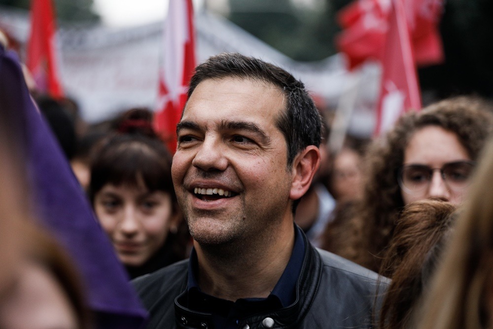 Εκδήλωση ΣΥΡΙΖΑ Κάραβελ: Συγκέντρωση των ΠΑΣΟΚων που κατέληξαν στην Κουμουνδούρου – Μιλά ο Τσίπρας