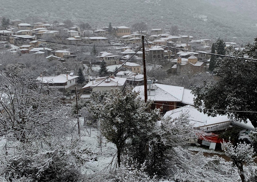 Καιρός τώρα: Πυκνό χιόνι στη Θήβα – Μπλακ άουτ σε χωριά