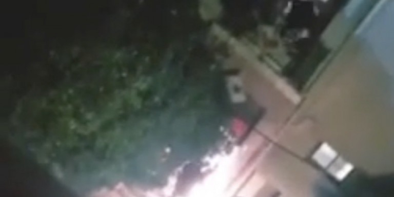 Κουκάκι ΜΑΤ βίντεο: Αστυνομικοί κόβουν την πόρτα και καταληψίας τους πετά πέτρες