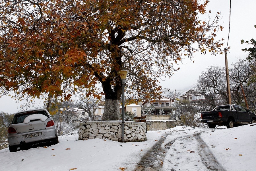Χιόνια Βοιωτία: Δέκα άτομα εγκλωβίστηκαν στα οχήματά τους