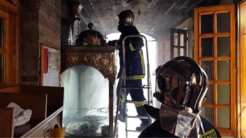 Φωτιά Κοζάνη: Στις φλόγες ο ιερός ναός του Αγίου Νικολάου