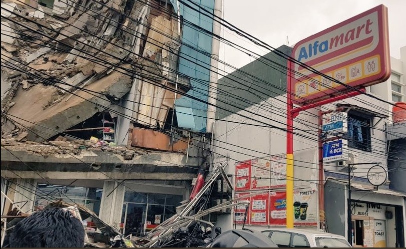 Έπεσε κτίριο: Κατέρρευσε πενταώροφο ακίνητο στην Ινδονησία – Φόβοι για νεκρούς