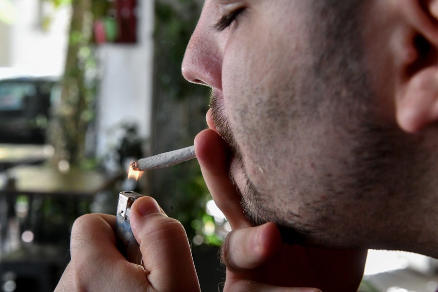 Λέσχη καπνιστών Θεσσαλονίκη: «Ανάσα» για όσους θέλουν να πίνουν τον καφέ τους με τσιγάρο