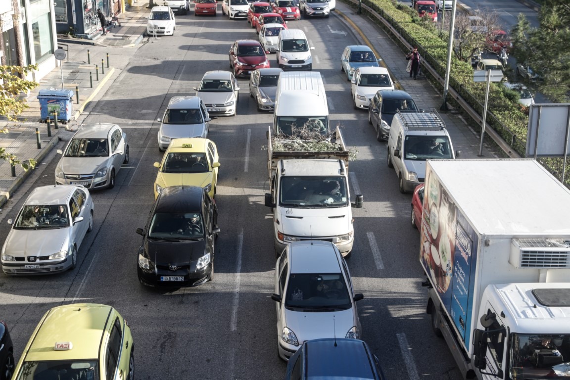 Τροχαίο Μεσογείων: Σύγκρουση δύο αυτοκινήτων και αυξημένη κίνηση