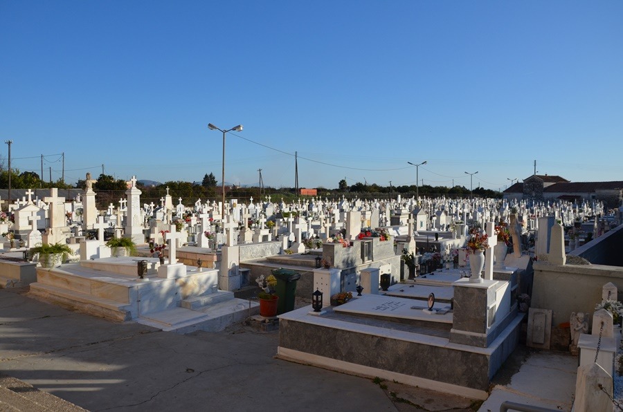 Ύποπτο δέμα – κοιμητήριο: Έξω από το Στρατιωτικό Νεκροταφείο στην Κλεισούρα